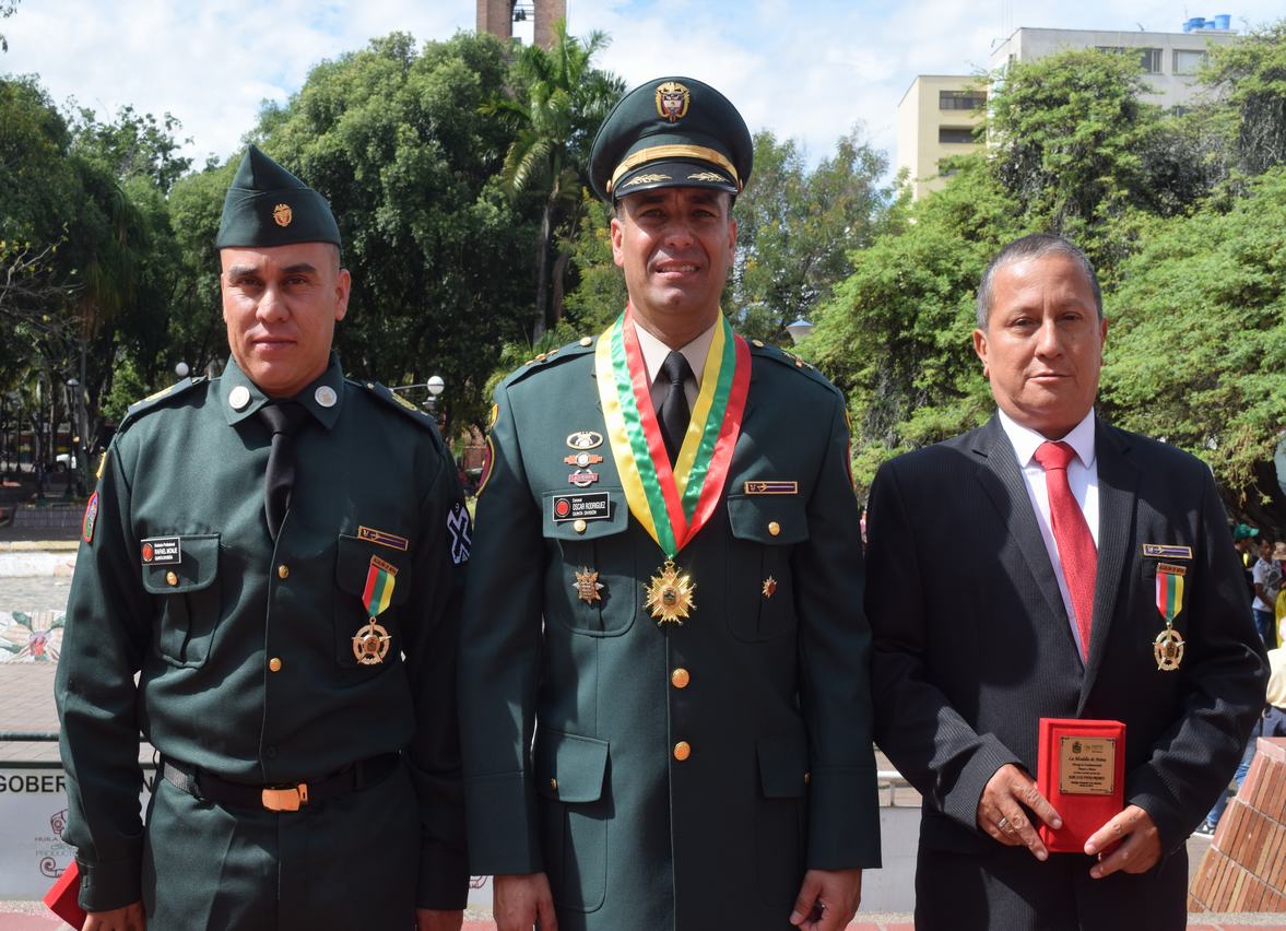 Soldado Profesional Rafael Monje, Coronel Oscar Rodríguez; comandante de la IX Brigada, Auxiliar de servicio José Luis Vivas Franco.
